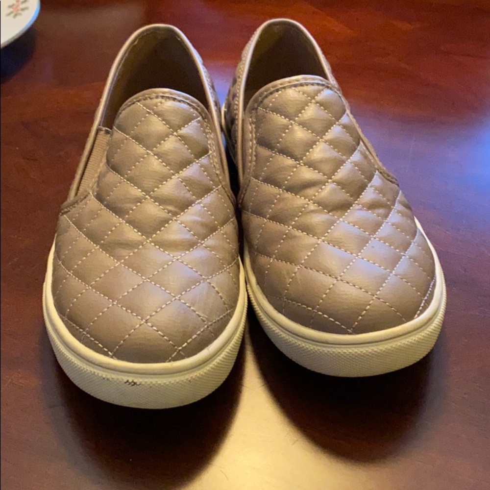 Steve Madden quilted slip on